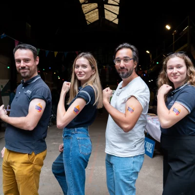 Une partie de l'équipe Testi Cho au GONADES Festival avec les tatouages éphémère sur le bras à l'effigie de notre logo Testi Cho (de gauche à droite : Antoine, Chloé, Alexandre et Léa)