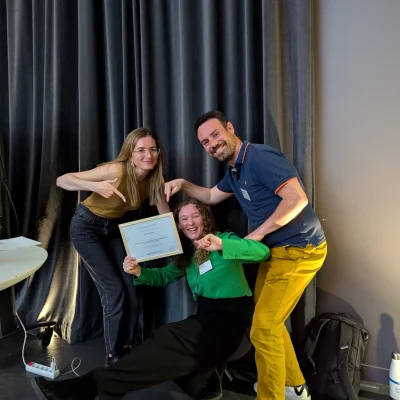 Deuxième place remporté au prix des partenaires de la locale (de gauche à droite : Chloé, Léa et Antoine)