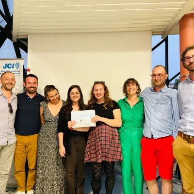 Remise du prix décerné par "Les Éléphants" (association d'anciens membres JCE de notre locale) lors de notre AG locale en juin