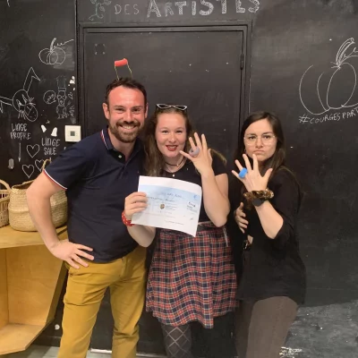Prix décerné par "Les Éléphants" (association d'anciens membres JCE de notre locale) lors de notre AG locale en juin : photo d'Antoine, Léa et Anaïs avec des anneaux contraceptifs présentés à l'assemblée lors de la présentation mensuelle de notre action