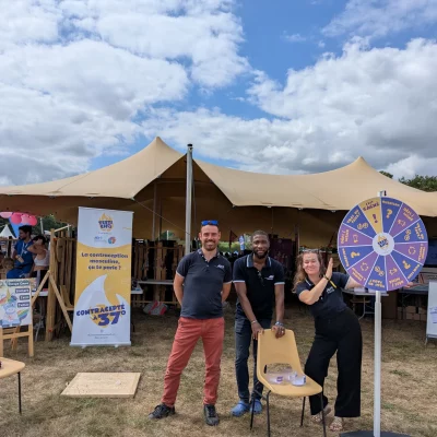 Stand Testi Cho Jour J au Village du V and B Fest' dans l'Espace Solidaire (de gauche à droite : Antoine, Gilles et Léa)