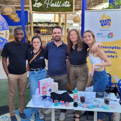 Stand Testi Cho Jour J au bar Le Wilton (de gauche à droite : Gilles, Anaïs, Antoine, Léa et Chloé )